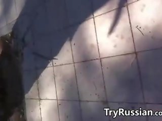 Russe adolescent avec une super cul