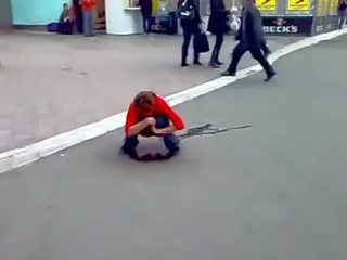 Berusad ryska ung kvinnlig kissar i gator