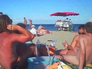 جبهة مورو ضربات لها beau في عري شاطئ بواسطة رخصة لاختلاس النظر