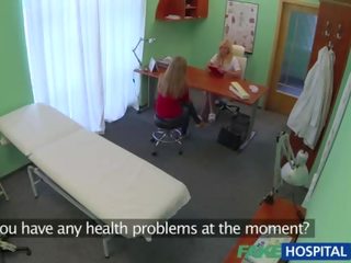 Pervy pielęgniarka seksualnie uwodzi nowy pacjent