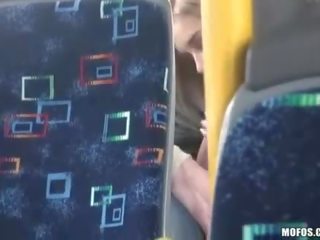 Chap viser en par å ha skitten video i den buss