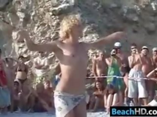 Filles à une nudiste plage