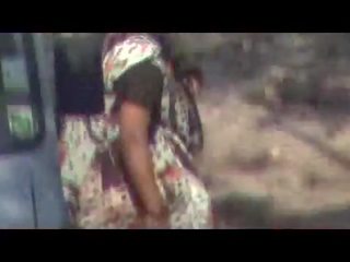 Indiane aunties duke bërë urinë jashtë i fshehur kamera film