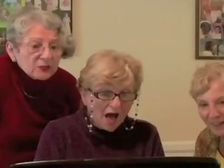 3 grannies react në i madh e zezë penis i rritur film video