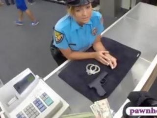 Prsatá policejní důstojník v prdeli podle pawn člověk na vydělat další peníze