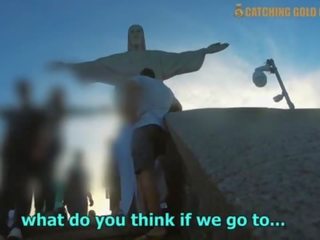 Hervorragend dreckig film mit ein brasilianisch straße mädchen aufheben nach oben aus christ die redeemer im rio de janeiro